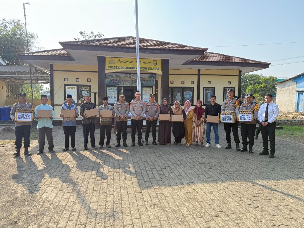 Kapolres Takalar Pimpin Apel Pagi di Polsek Polongbangkeng Selatan,Salurkan Sembako untuk Warga dan Pemandi Jenazah