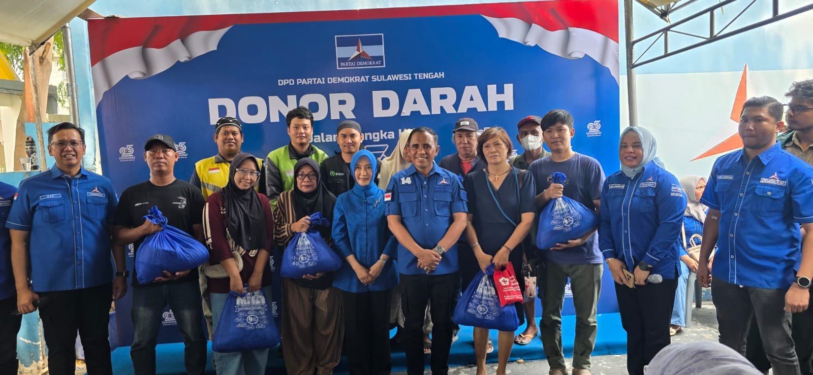 Gubernur Anwar Hafid dan Istri Ikut Donor Darah, Demokrat Sulteng Targetkan 500 Kantong untuk Kemanusiaan: Sambil Bagikan Paket Sembako
