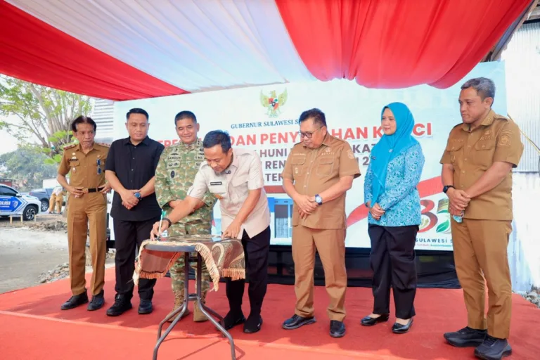Bupati Takalar Daeng Manye Dampingi Gubernur Sulsel Resmikan Rumah Layak Huni untuk Warga Takalar