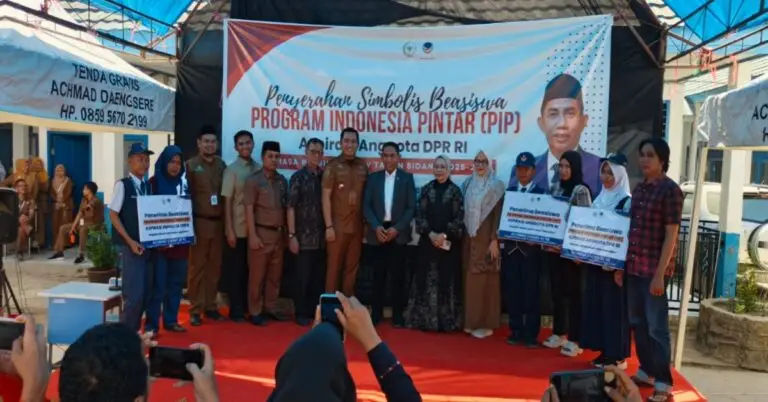Reses di Takalar, Achmad Daeng Se’re Anggota DPR-RI Fraksi Partai Nasdem Serahkan 106 Beasiswa PIP : Ajak Siswa Berani Bermimpi Raih Prestasi