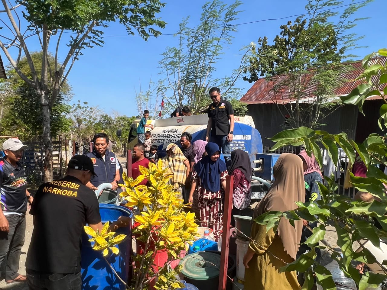 Sambut HUT RI ke-81,Satresnarkoba Polres Takalar Salurkan Air Bersih ke Warga Desa Laikang