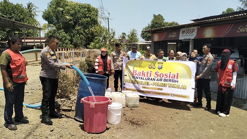 Polsek Polongbangkeng Selatan Distribusikan Air Bersih untuk Warga Terdampak Kekeringan di Kelurahan Rajaya