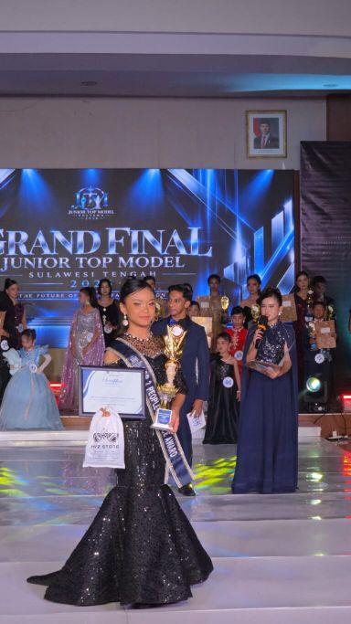 Cinta Reseky Maharani Raih Juara 1 Junior Top Model 2026, Tampil Elegan dengan Gaun Hitam Karya Desainer Lokal Palu