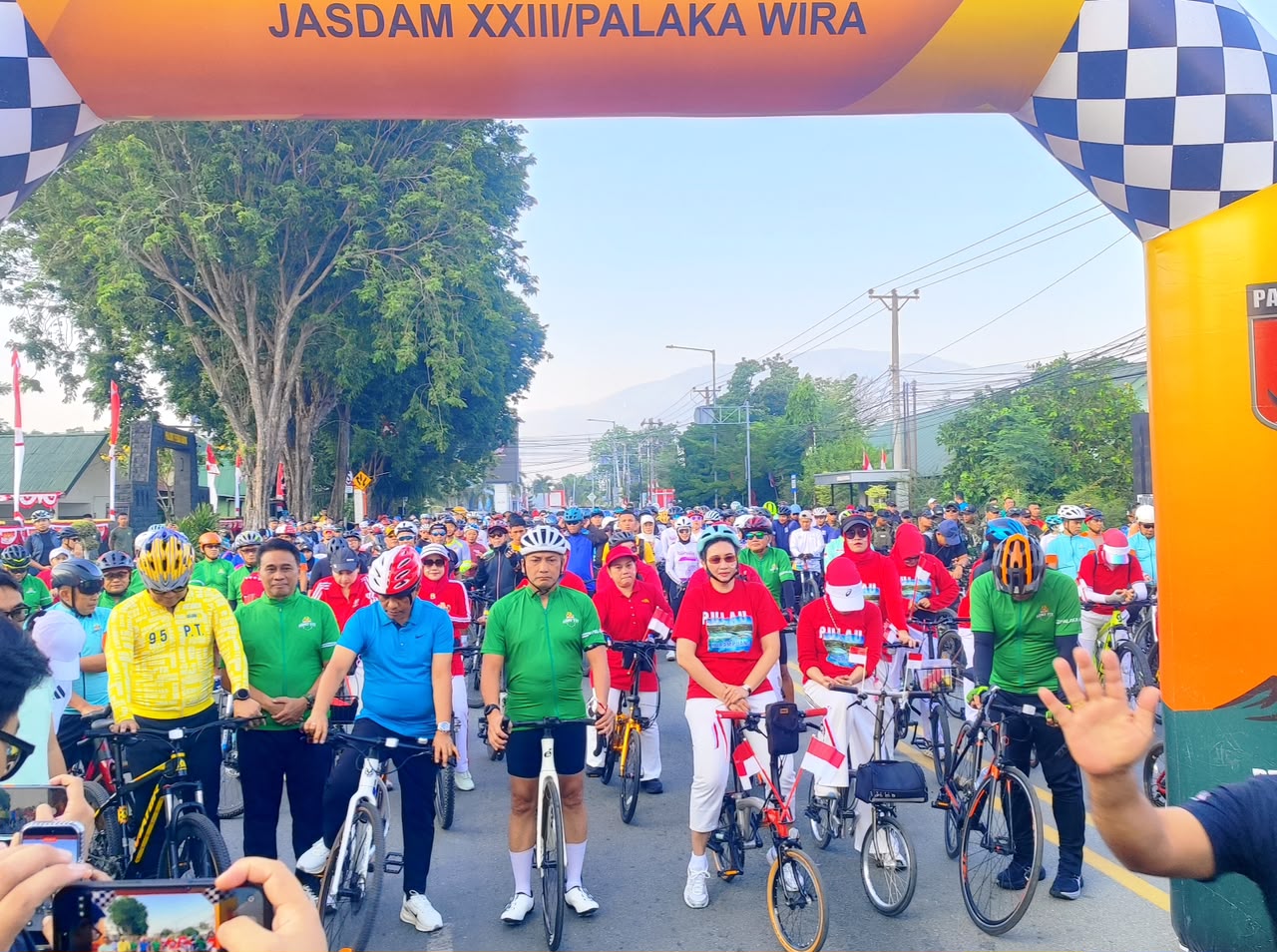 Semarak HUT ke-1 Kodam XXIII/PW,Gubernur Anwar Hafid Lepas Ribuan Pesepeda Gowes Palaka Wira dan Ratusan Doorprize