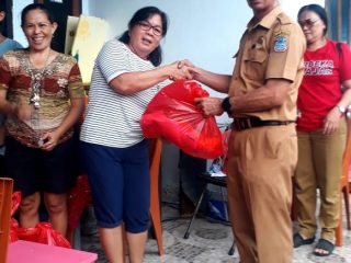 Plt Kepsek SMP Negeri 8 Manado Rahman Manggopa,Beserta Team Serahkan Sembako Ke Warga Terdampak Banjir Dan Longsor