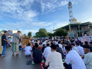 Khatib Meneteskan Air Mata Baca Khutbah Idul Fitri,Jemaah Menangis Sholat Hingga di Aspal Jalan Rappokaleleng Kabupaten Gowa 