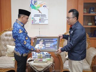 Gubernur Sulawesi Tengah Terima Cinderamata,Kacab Utama Pos Indonesia Palu Mendukung Kerja Sama Program Berani Cerdas