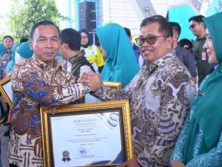 Bupati Takalar dan Ketua TP PKK Terima Penghargaan Atas Dukungan Pengimplementasian Quick Wins Kemendukbangga/BKKBN