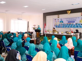 Ketua TP-PKK Sulteng Sry Nirwanti Bahasoan Membuka Pelatihan Seni Merias dan Merangkai Bunga