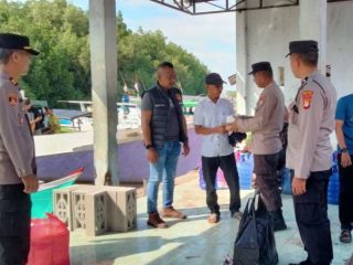 Kapolsek Mappakasunggu Bagikan Nasi Kuning Gratis di Dermaga Penyeberangan Lingkungan Kunjungmae