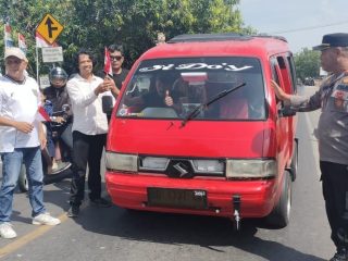 Sambut HUT RI ke-80,Polsek Marbo Polres Takalar Bagikan Bendera Merah Putih