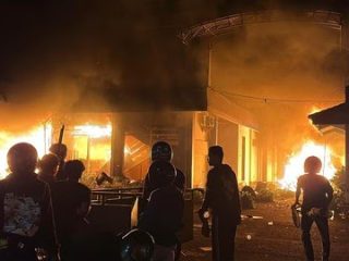 Situasi Memanas,Gedung DPRD hingga Kantor Polisi di Kediri Dibakar