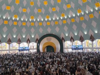 20 Ribuan Warga Sholat Jum'at Perdana di Masjid Raya Baitul Khairaat Kota Palu Sulawesi Tengah