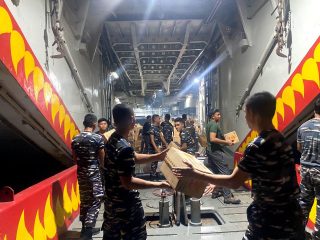 Percepat Distribusi Bantuan, KRI Teluk Gilimanuk-531 Tiba di Aceh Laksanakan Debarkasi Untuk Korban Bencana Alam