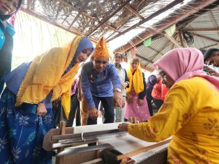 Didampingi Istri Tercinta,Gubernur Anwar Hafid Dorong Towale Jadi Prioritas Desa Wisata dan Tenun Donggala Mendunia