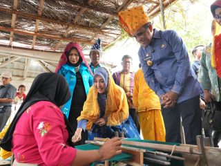 Gubernur Anwar Hafid Siapkan Bantuan Modal Rp.5 Juta Tiap Penenun untuk Ratusan Industri "Penenun Sarung Donggala" di Tahun 2026