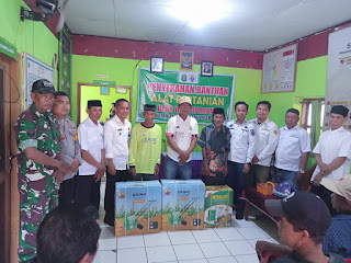 Kapala Desa Bontoparang Serahkan Bantuan Alat Pertanian Kepada Warganya