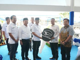 Gubernur Anwar Hafid Kembali Menunjukkan Komitmennya Perkuat Layanan Kesehatan,Serahkan 12 Ambulans Berani Sehat untuk Rumah Ibadah