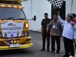 Bupati Takalar Bagikan Bantuan Pangan Beras kepada Warga: Komitmen Pemda Menjamin Stok Pangan jelang Natal dan Tahun Baru