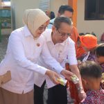 HUT ke-18 Gerindra, Anggota Komisi II DPR RI H. Longki Djanggola dan Zalzulmida Berbagi Susu dengan Anak PAUD di Kota Palu
