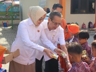 HUT ke-18 Gerindra, Anggota Komisi II DPR RI H. Longki Djanggola dan Zalzulmida Berbagi Susu dengan Anak PAUD di Kota Palu