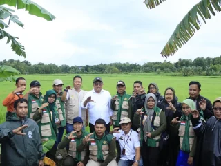 Peduli Petani, Bupati Takalar Mohammad Firdaus Daeng Manye Silaturahmi dan Bagikan Bantuan Pertanian di Desa Su’rulangi